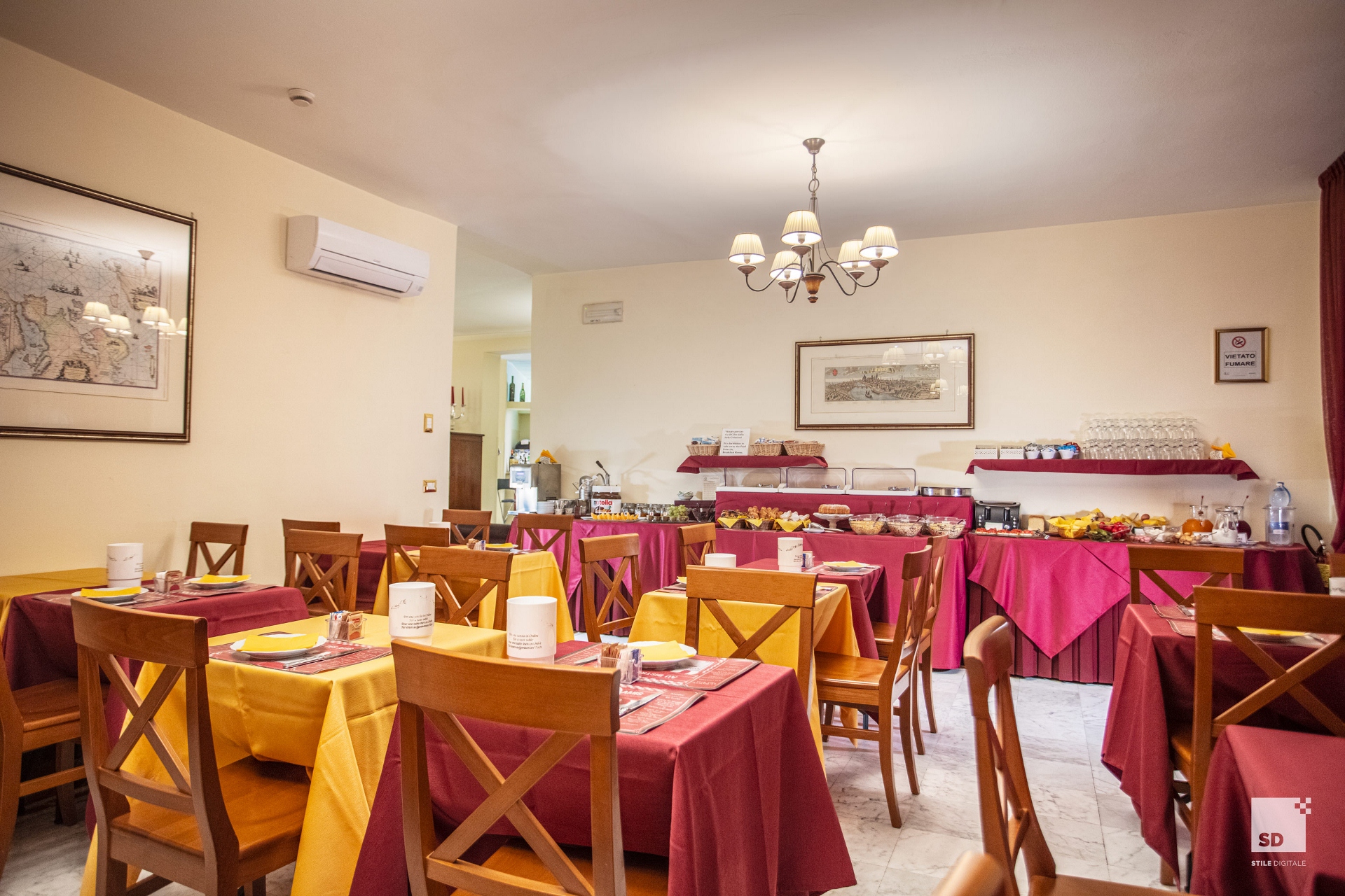 La sala colazioni dell'Hotel Alessandro Della Spina a Pisa