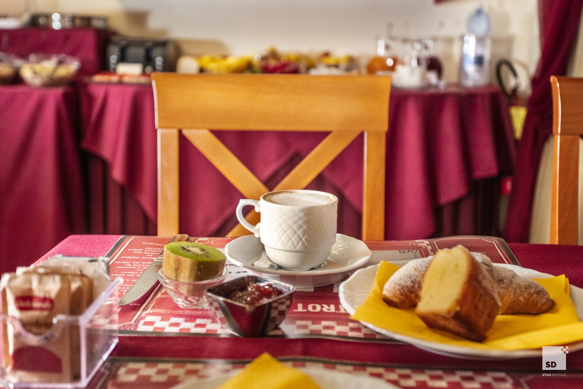 Il buffet della colazione con dolci e frutta fresca