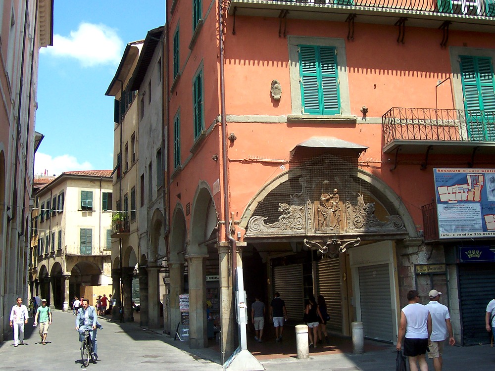 Borgo Stretto a Pisa, via porticata con negozi e caffè storici