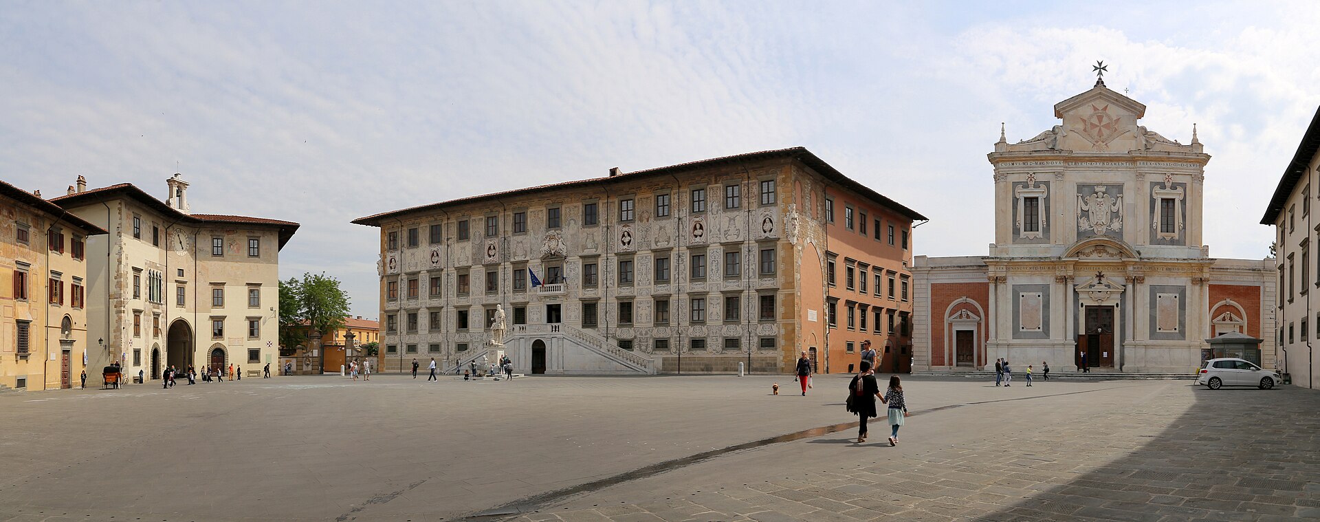 Piazza dei Cavalieri a Pisa con il Palazzo della Carovana