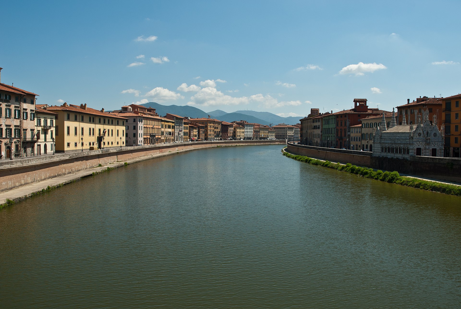 I Lungarni di Pisa lungo il fiume Arno con i palazzi storici