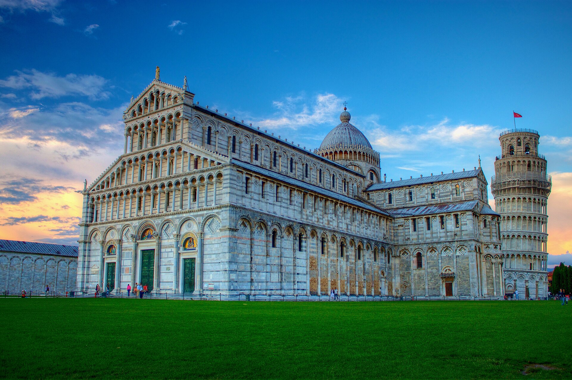 La Torre pendente e il Duomo di Pisa in Piazza dei Miracoli al tramonto